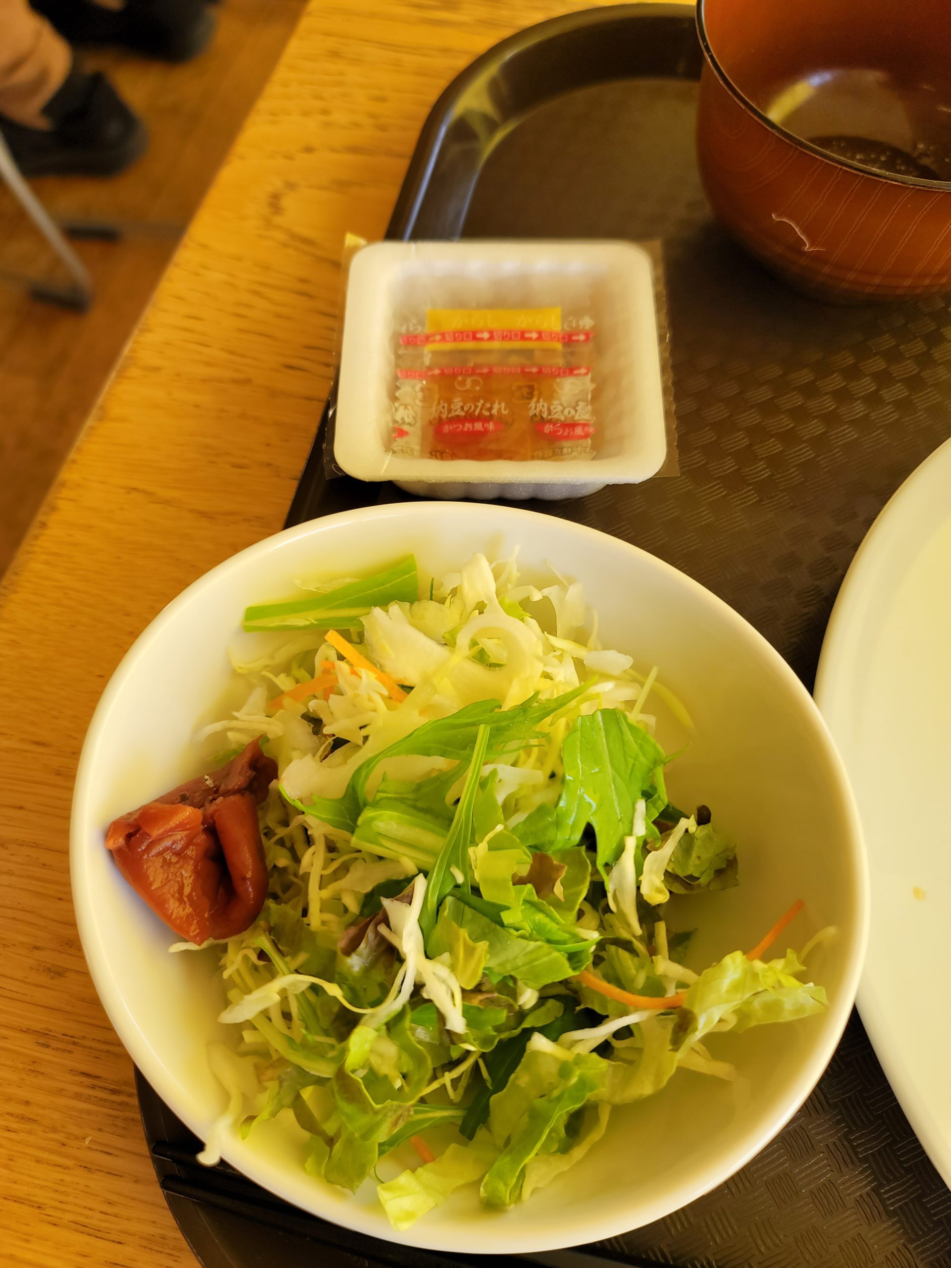 宇多野ユースホステル 朝ごはん サラダと納豆