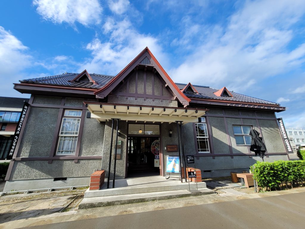 青森県弘前市にある、登録有形文化財のレトロなスターバックス外観。日本で2店舗目の文化財活用店舗