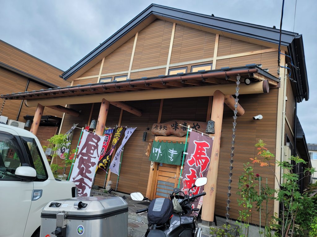 青森県弘前市にある海鮮居酒屋「味喜や」の外観。落ち着いた雰囲気の店舗