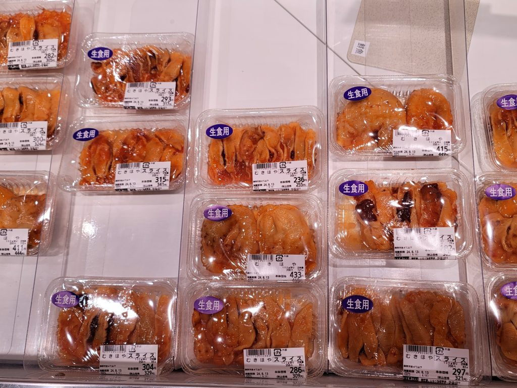 青森のスーパーで見つけたホヤ売り場。鮮度の良いホヤが大量に並んでいる様子