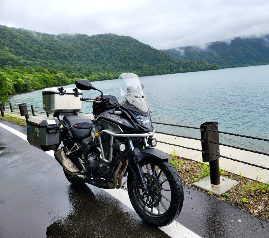 十和田湖畔で撮影した愛車の横姿。雨上がりでしっとりとした湖と空気が広がっている