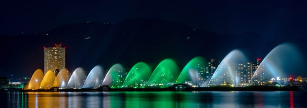 琵琶湖の花噴水の写真。湖畔で噴き上がる鮮やかな景色