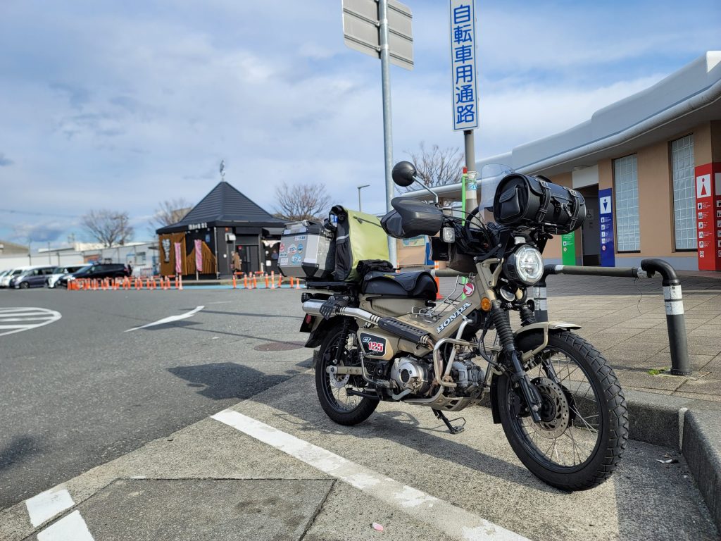 静岡県、」道の駅富士(下り)でハンターカブと映った写真