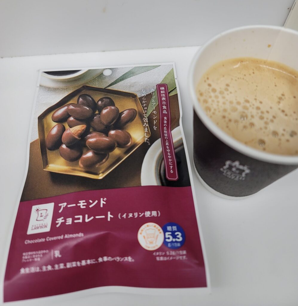 アーモンドチョコレートとコーヒーでツーリングの疲れをいやす様子