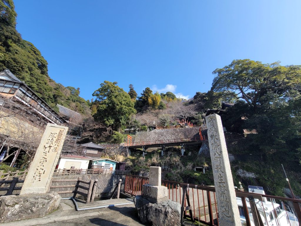 竹生島のフェリー乗り場から見た参道入口。石畳の道と両脇の店が並ぶ光景。