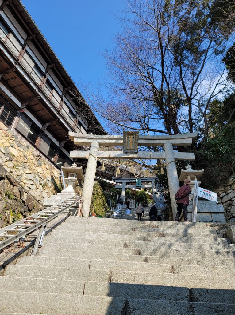 滋賀、竹生島の玄関口にある参道。石畳の道の先に宝厳寺の鳥居が見える光景。