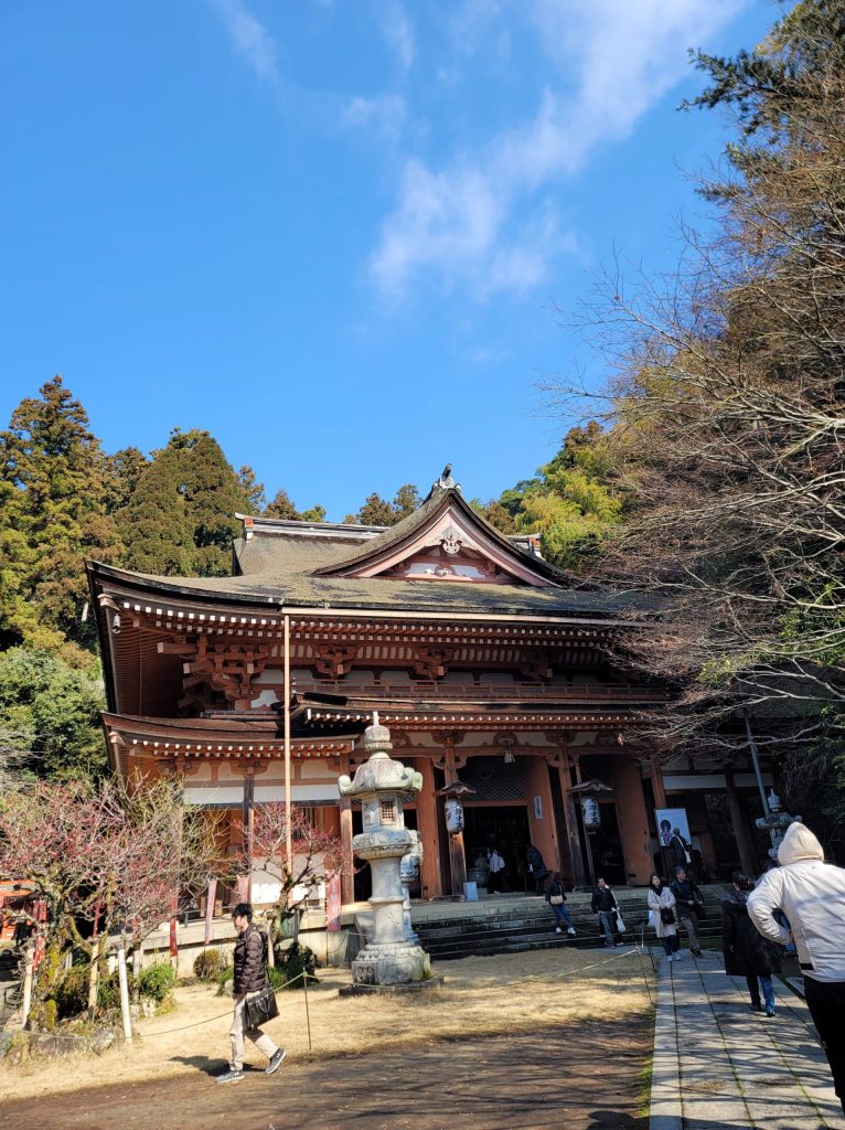 竹生島・宝厳寺の弁天堂本堂の外観。歴史的建造物。