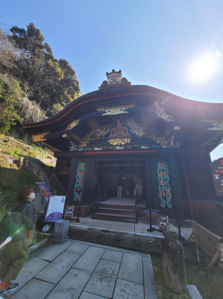 竹生島の宝厳寺にある唐門の外観。極彩色の装飾が施された鮮やかな国宝建築。
