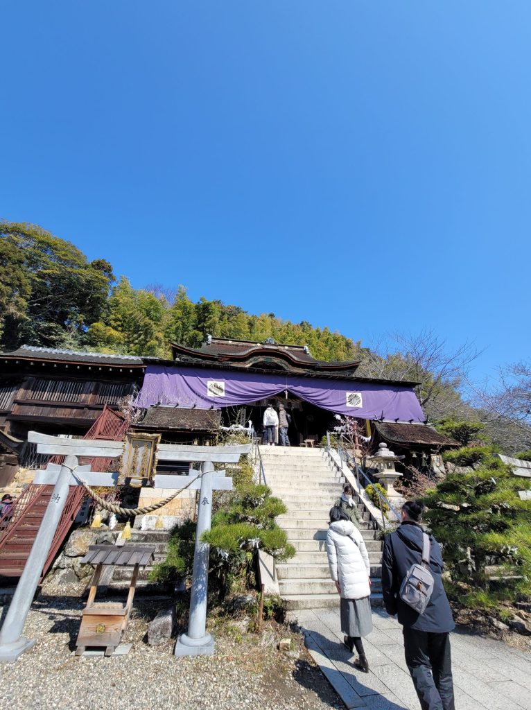 竹生島の都久夫須麻神社 本殿の外観。国宝に指定された歴史的建造物。