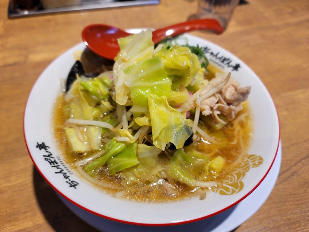 滋賀、ちゃんぽん亭 長浜店の近江ちゃんぽん。野菜や魚介、豚肉がたっぷり入った熱々の一杯。