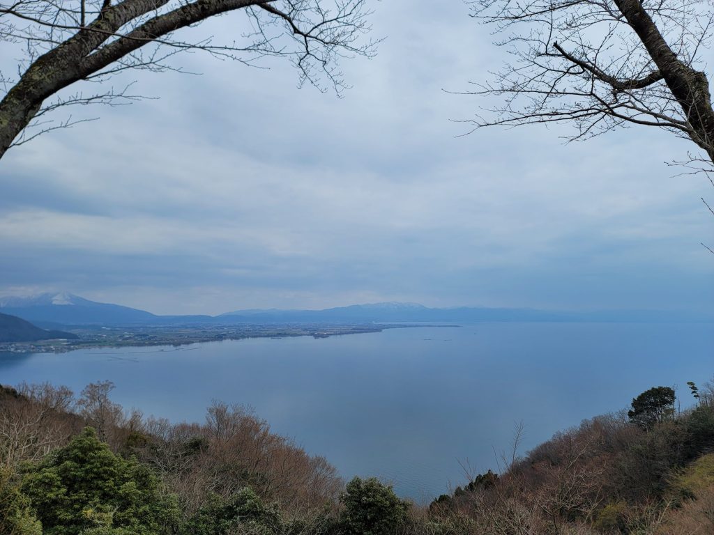 奥琵琶湖パークウェイ つづらお崎展望台から見た琵琶湖。曇り空の下の湖景。