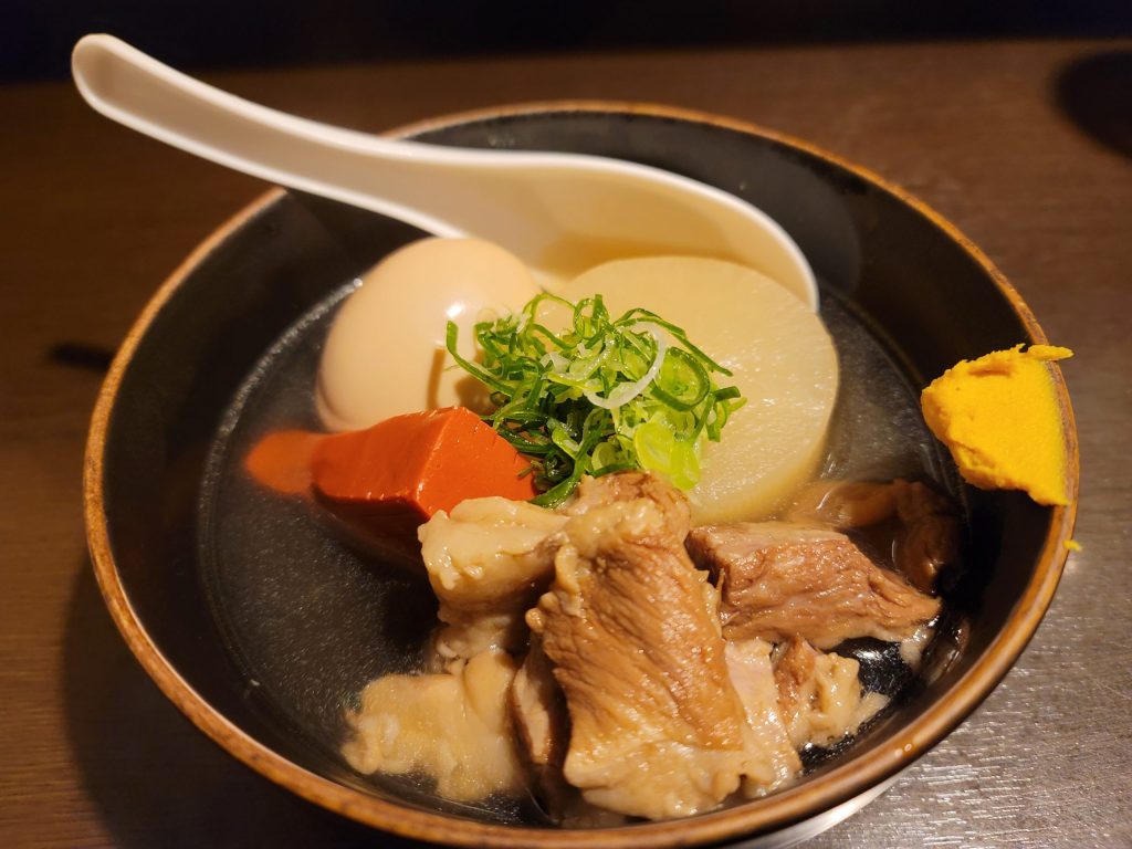 おでん旬菜ろざんのおでん。卵、大根、牛筋、赤こんにゃくが入った一皿。