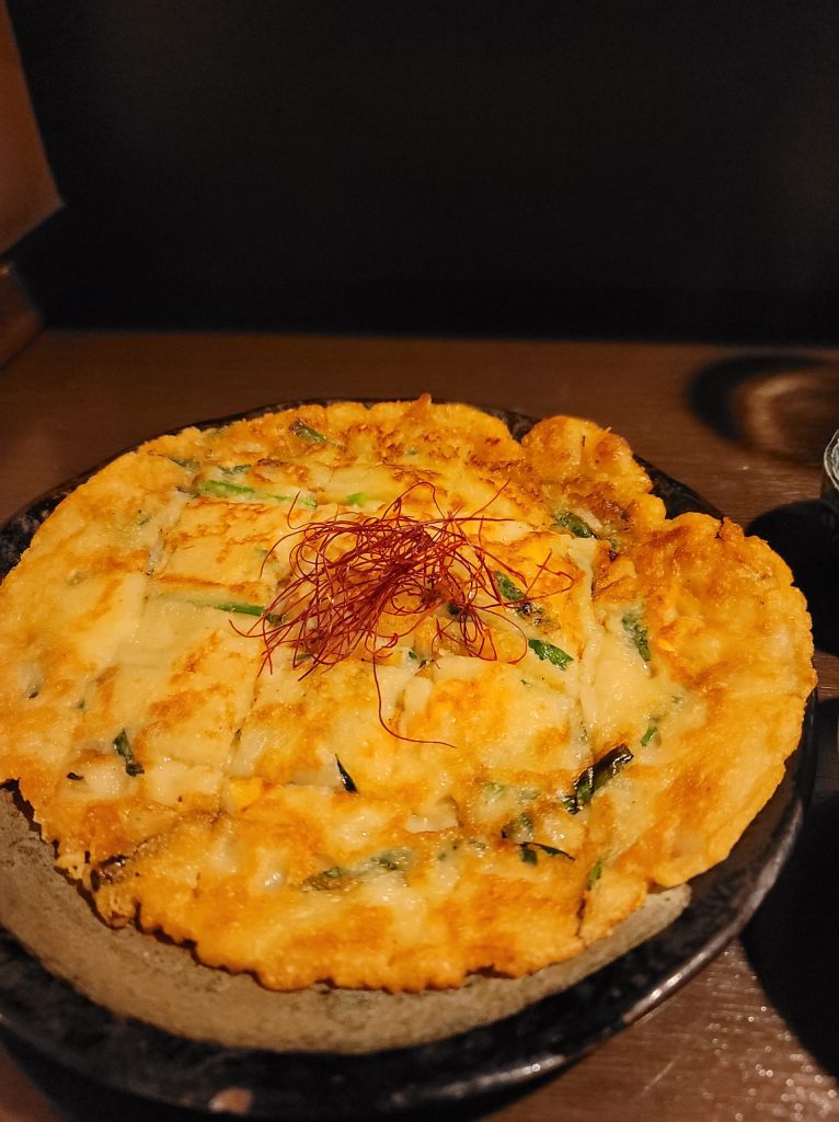 ちぢみに糸とうがらしがのった上品な一皿。彩り豊かで香ばしい料理。