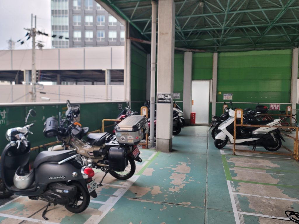 大津駅前の自転車駐輪場に停められたハンターカブ。駅近で利用しやすい駐輪施設。