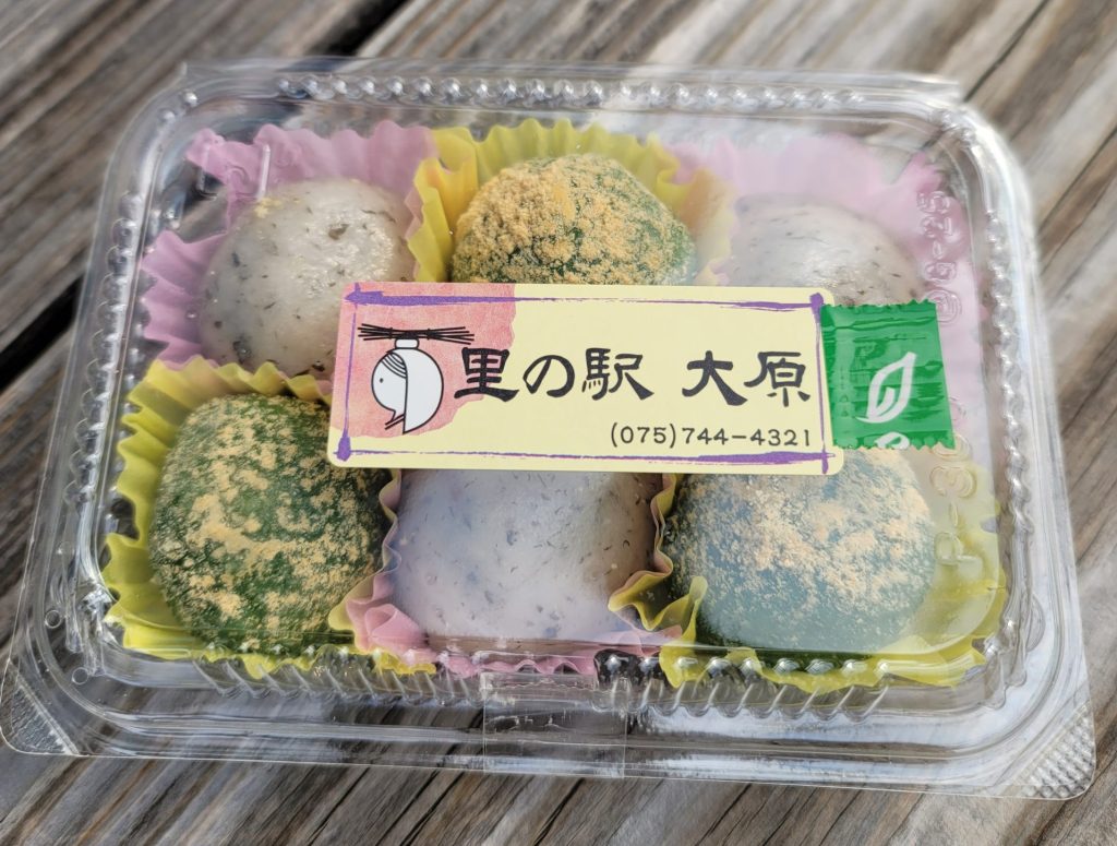 里の駅大原で売られていた一口サイズのしそもちとよもぎもちのセット