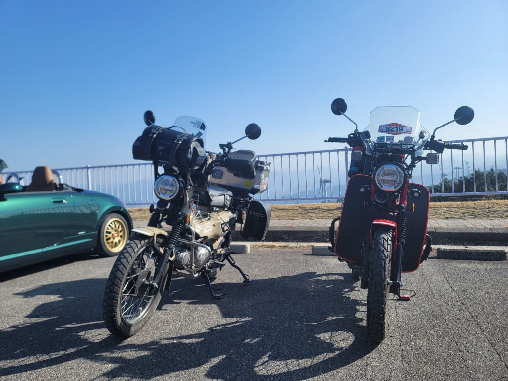 青山高原駐車場に並ぶハンターカブ2台の写真