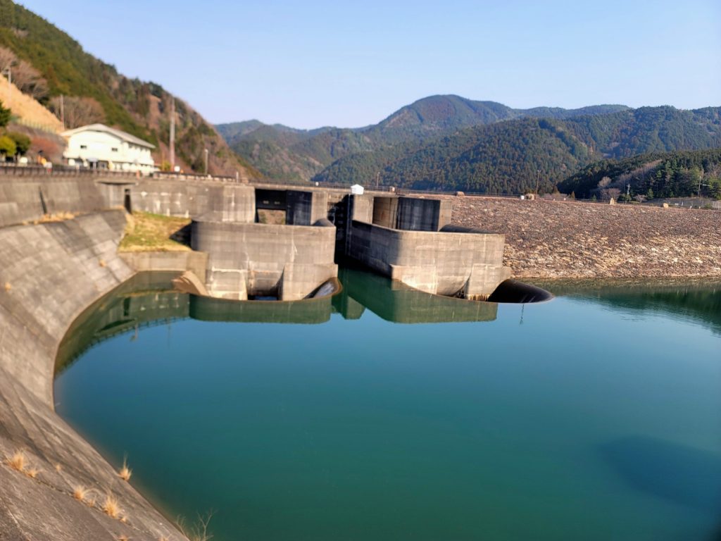 滋賀県、青土ダムの湖面の様子