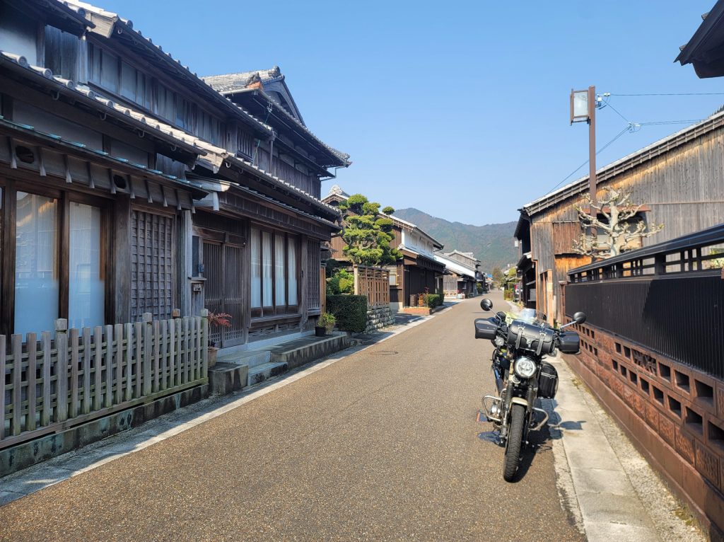 関宿の街並みでハンターカブと一緒に撮った写真