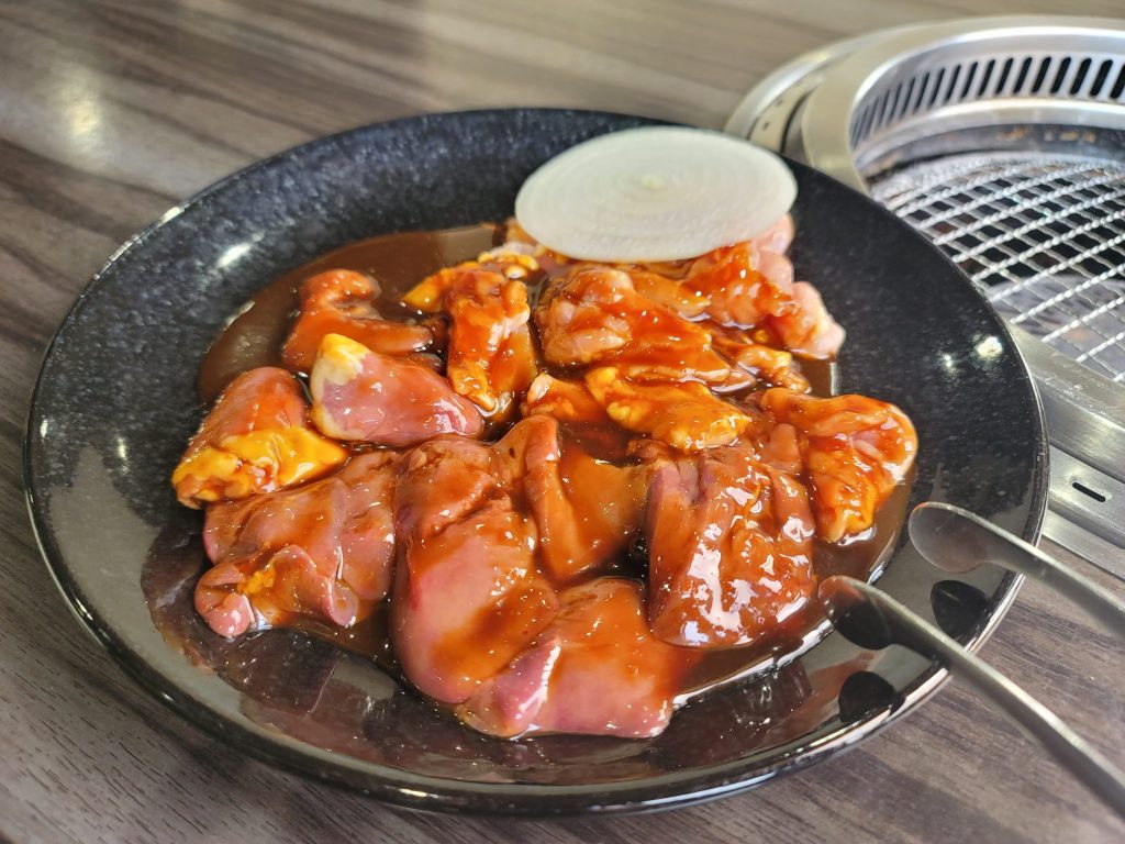 鈴鹿のとり焼き店『ふじがおか』で提供される新鮮なとり肉の写真