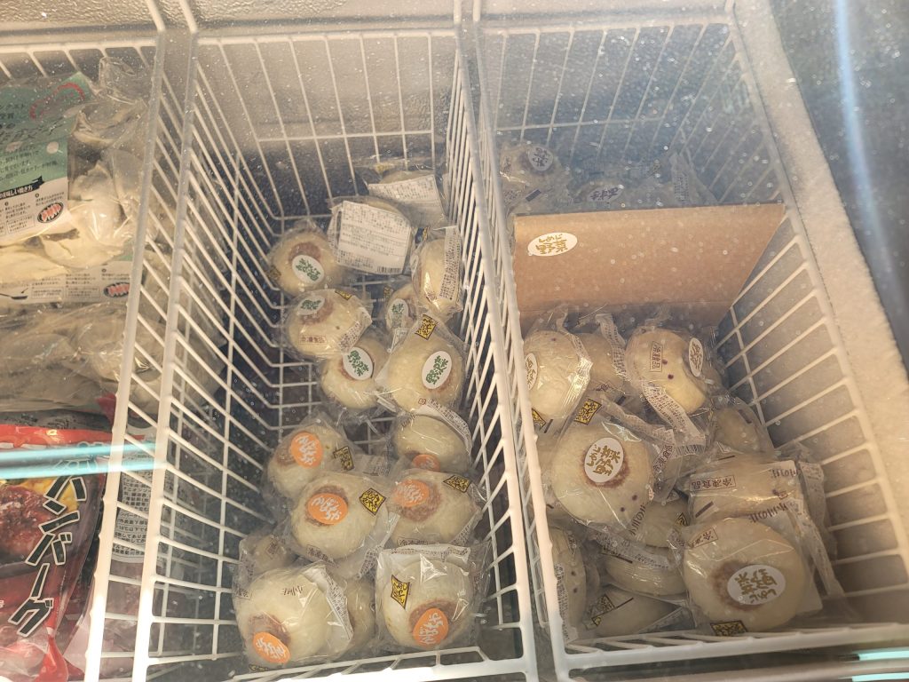 道の駅 鳳来三河三石の冷凍庫に並ぶ冷凍お焼きの写真
