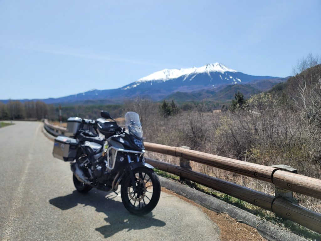 残雪の御岳山とバイク