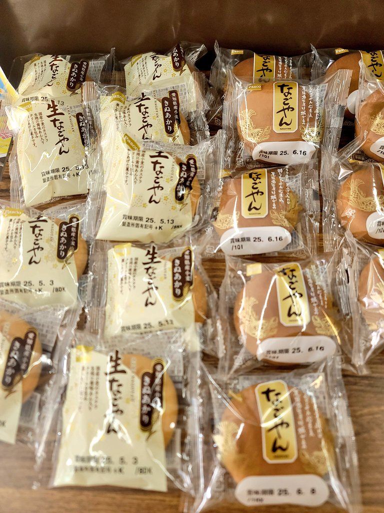 ツーリング途中のコンビニで棚にずらりと並ぶ「なごやん」。旅先で見つけたお土産スイーツ。