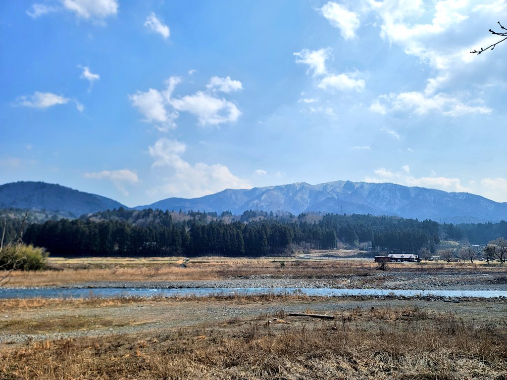 道の駅くつき新本陣の裏手に広がる川と山ののどかな風景