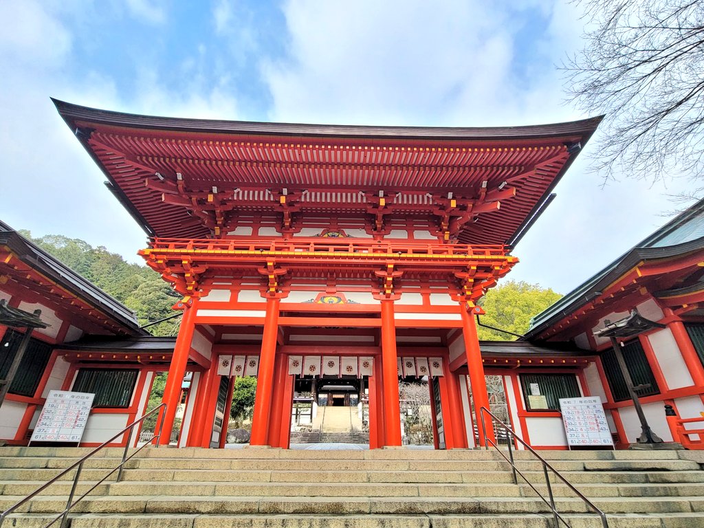 滋賀、階段の先に山門と本殿が見える近江神宮の朱色の社殿