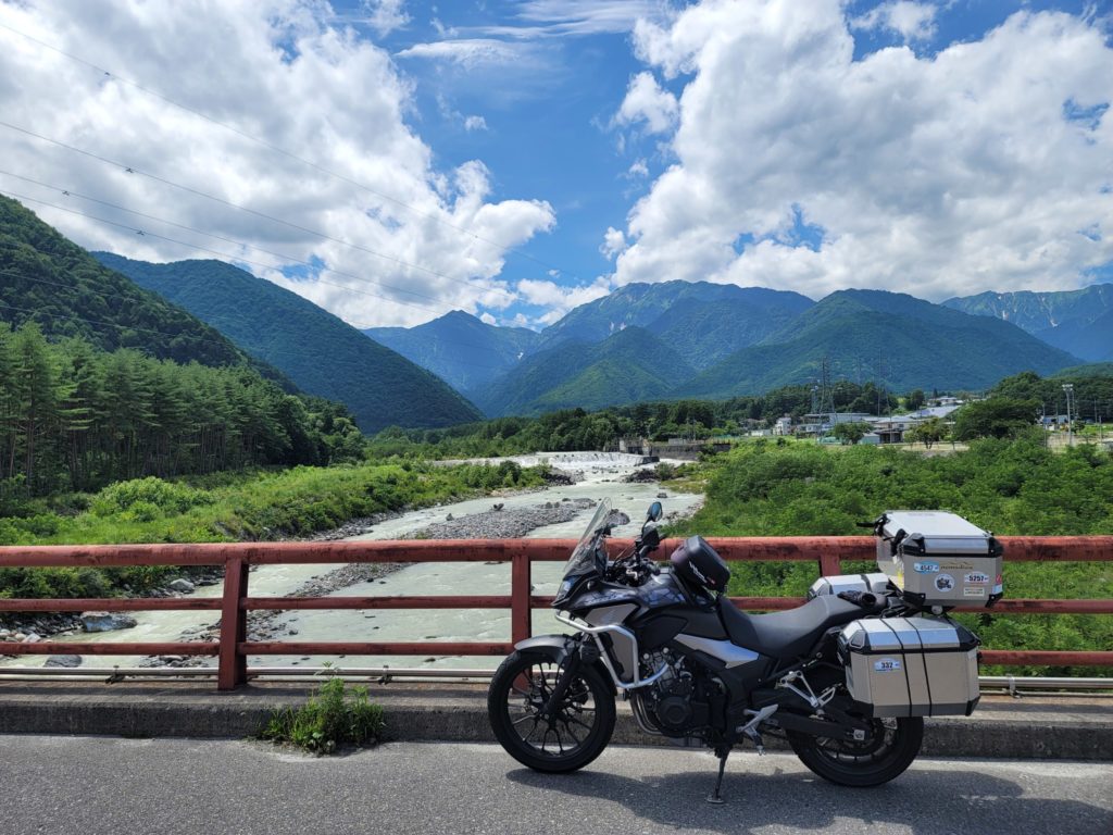 橋の上で
