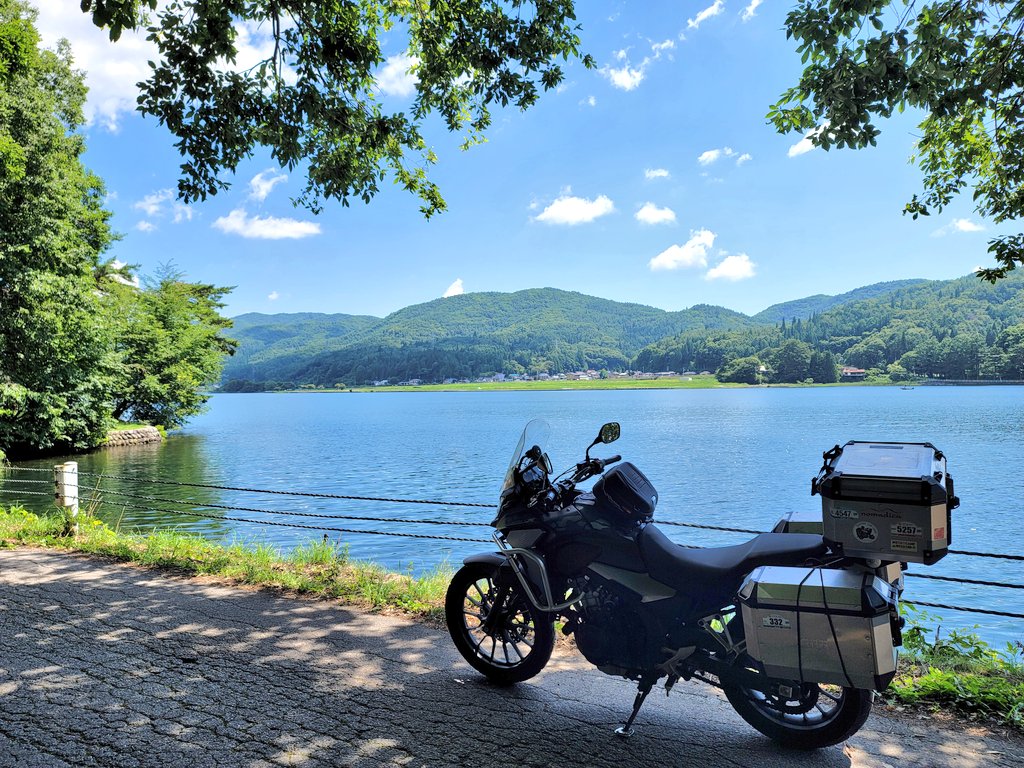 木崎湖の湖岸で