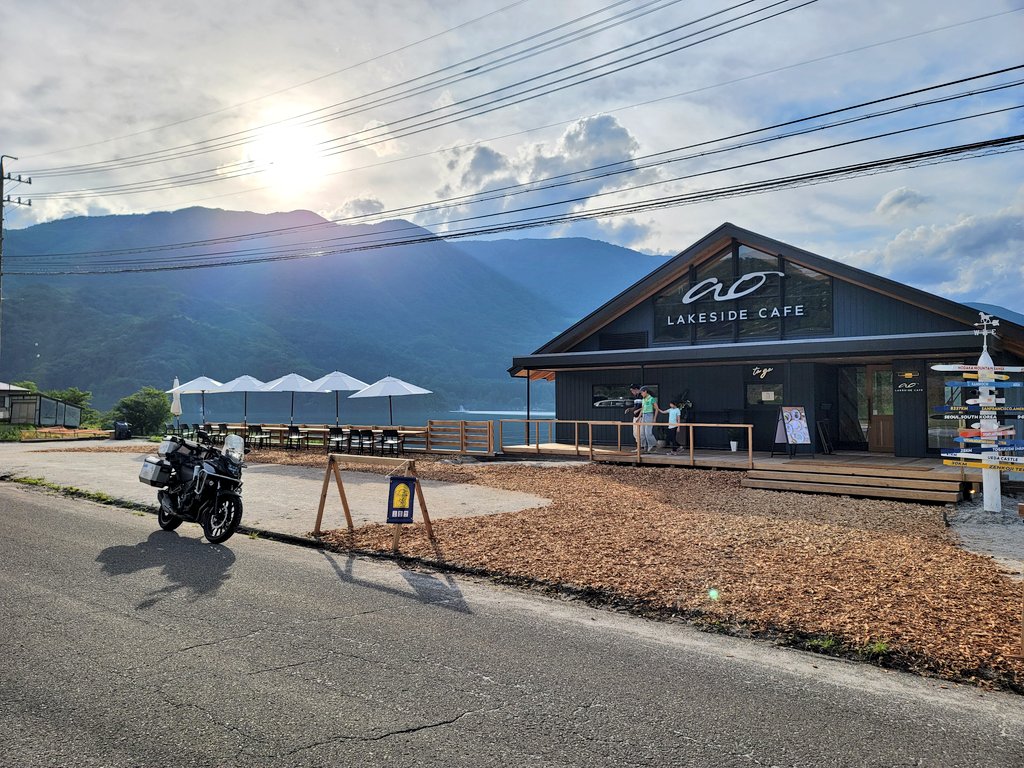 青木湖のao LAKESIDE CAFEの様子