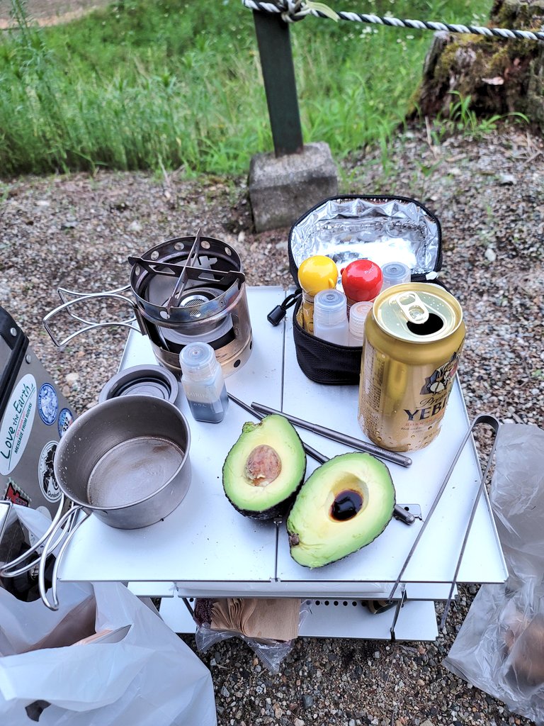 キャンプ飯　アボカド