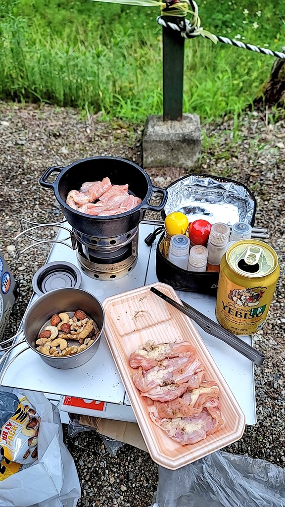 キャンプ飯肉を焼く