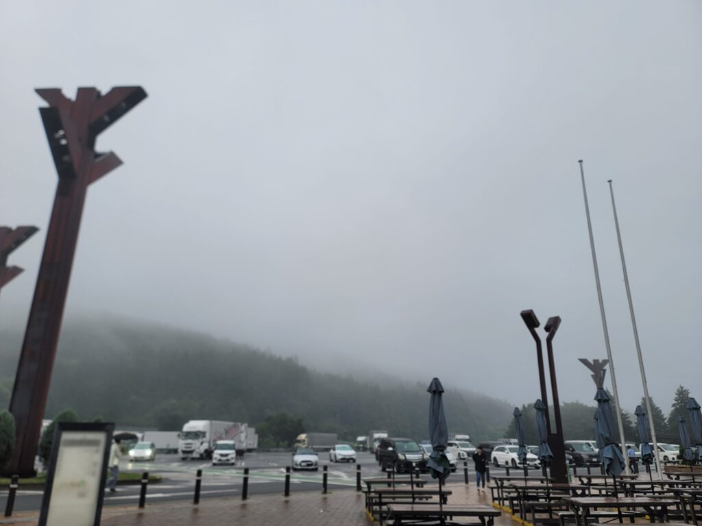 群馬県横川サービスエリア、濃霧の中の風景