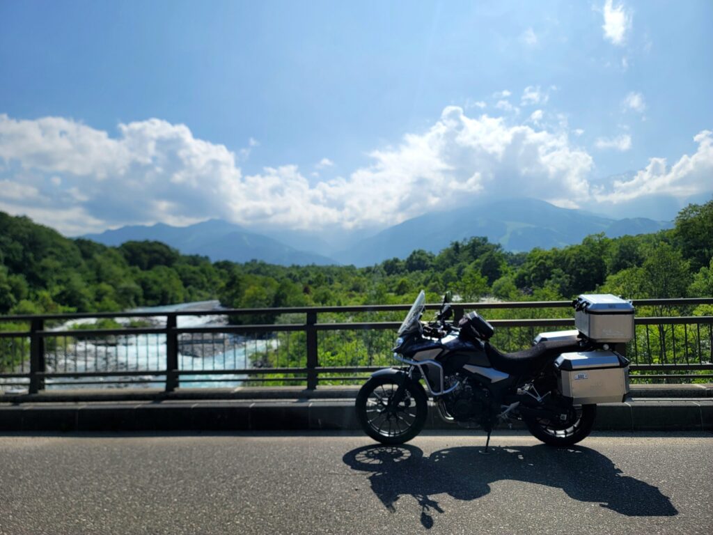 長野県白馬村、松川橋から撮影した北アルプスとバイクの絶景ツーリング写真