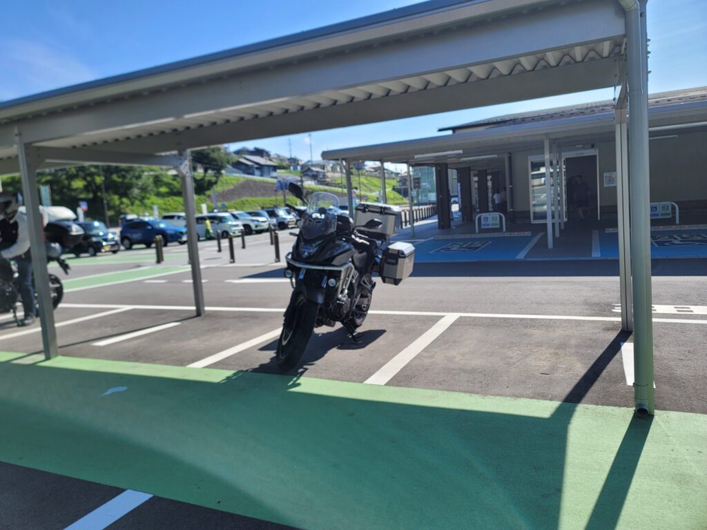 駐車場は屋根付き
