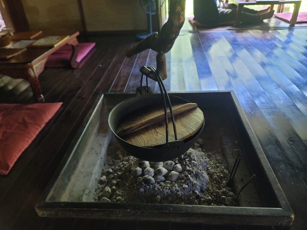長野県小谷町、ツーリング途中に撮影した古民家そば屋螢のかまどにかかった鍋