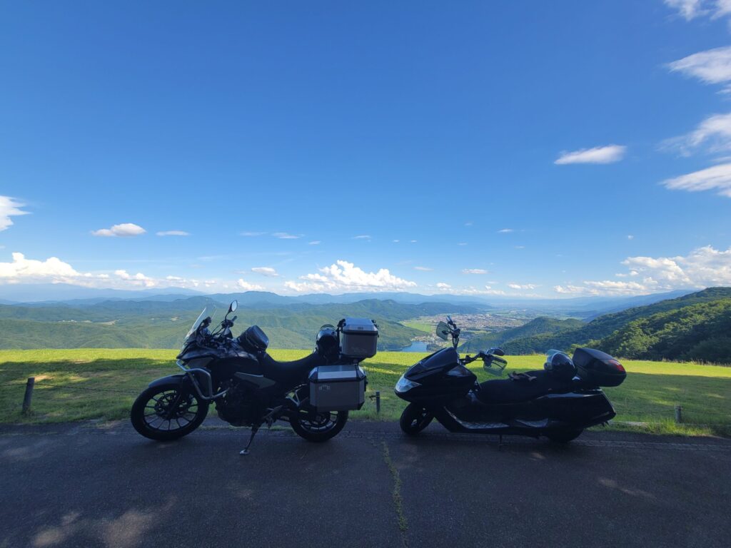 絶景の小熊山パラグライダー場での400Xとマグザム
