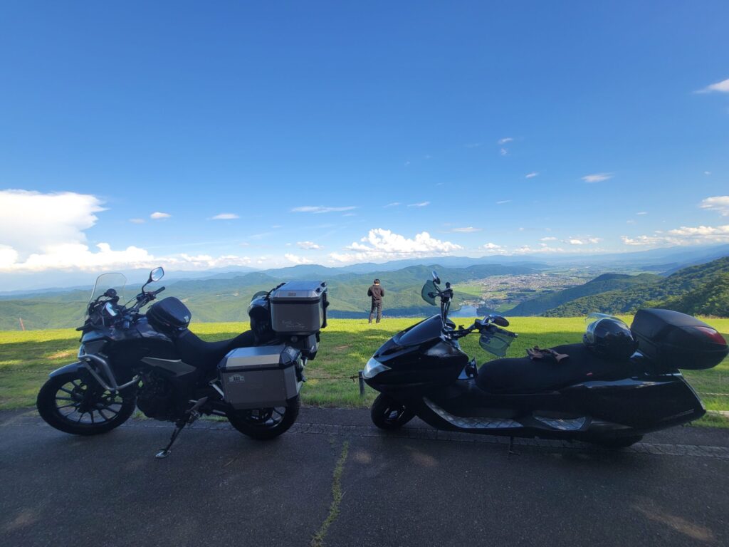 小熊山パラグライダー場で絶景に感動し、初めて写真を撮る息子