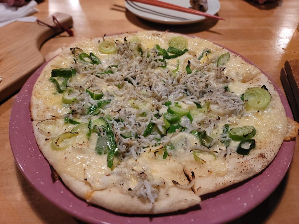 白馬のdining bar Tomatitoさんのしらすとネギのピザ