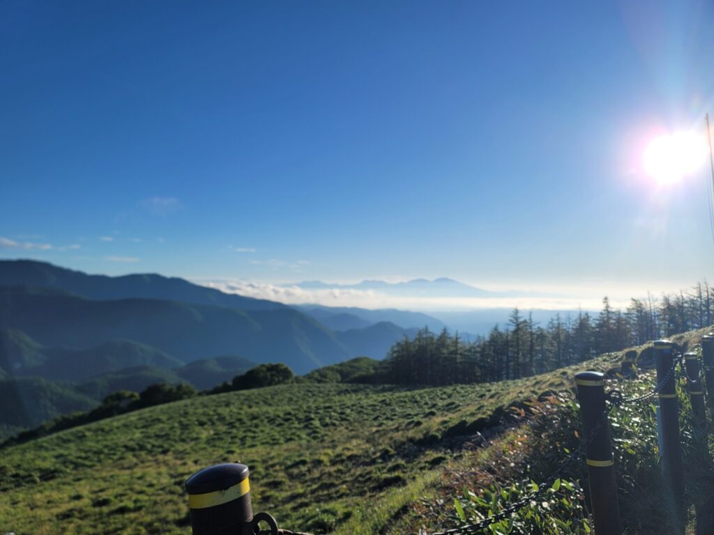 長野県ビーナスライン三峰茶屋展望台から見た朝日と雲海、ツーリング絶景