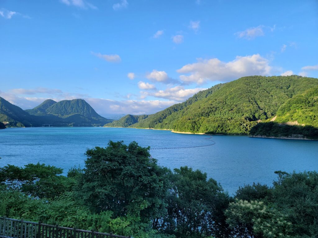 宝仙湖の湖面のブルーが美しい
