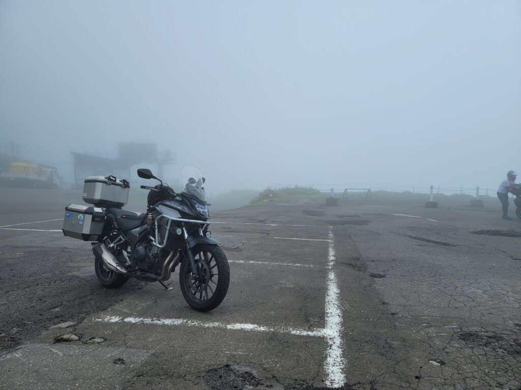 霧の青森県岩木山スカイライン駐車場のバイク