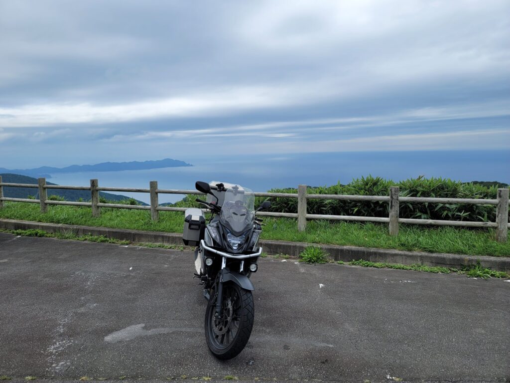 竜泊ライン最高地点の眺瞰台でバイクと
