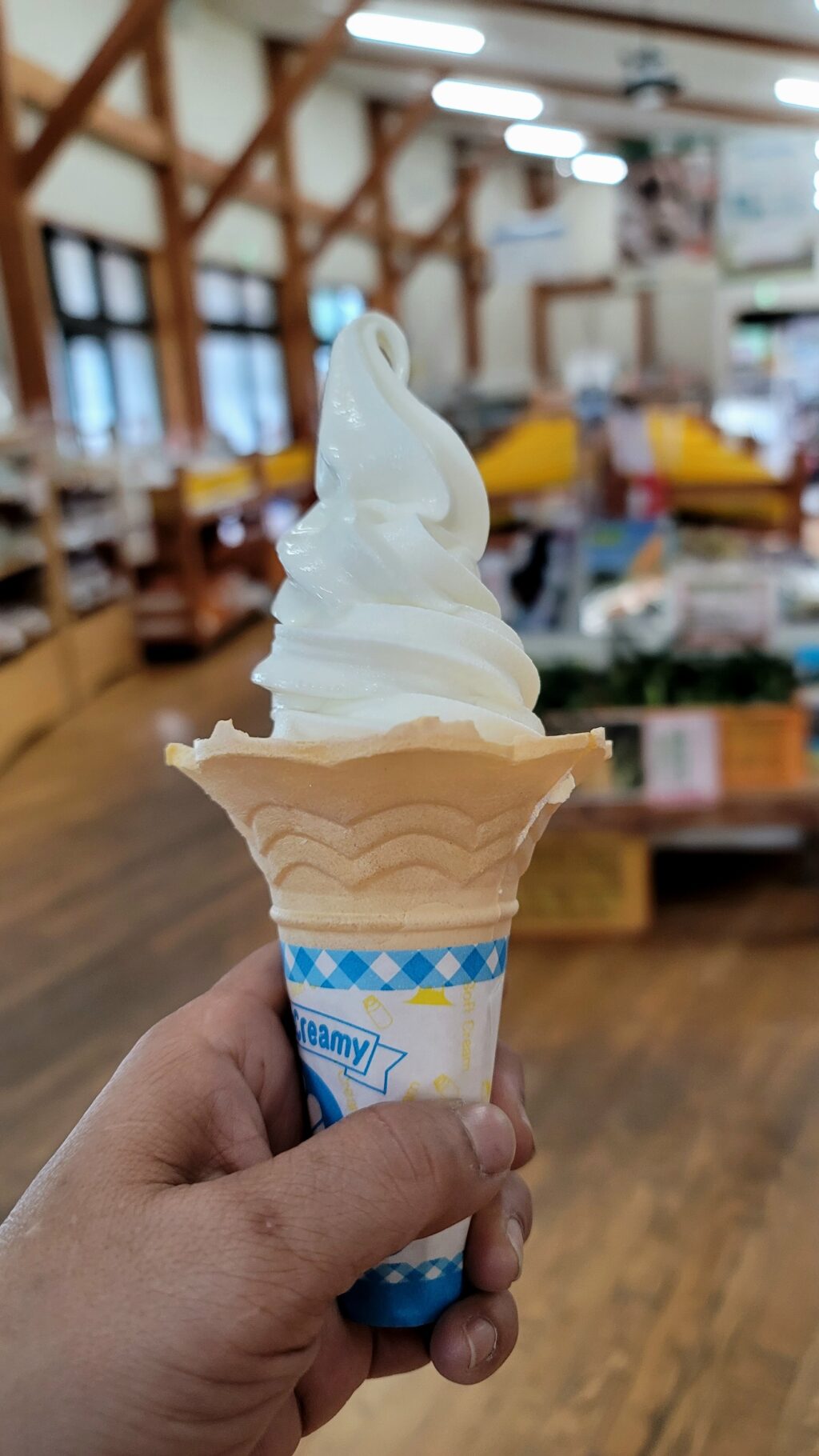 道の駅しんごう(青森)で牧場のソフトクリーム