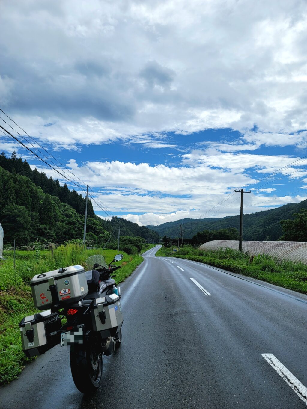 青森新郷村のキリストの墓へ続く道