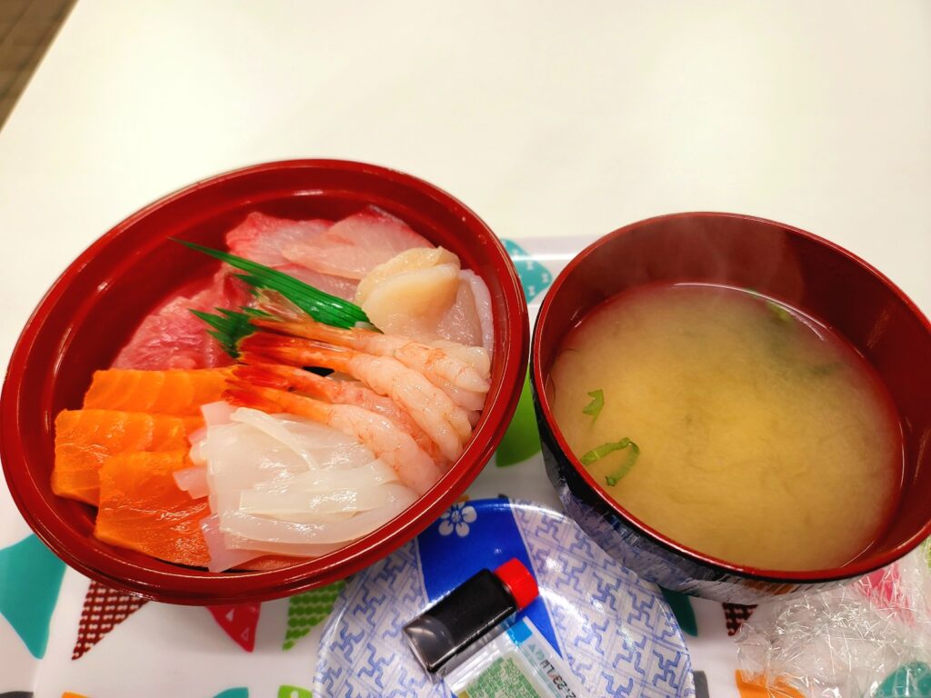 青森県八戸市の八食センターで海鮮丼を食べる