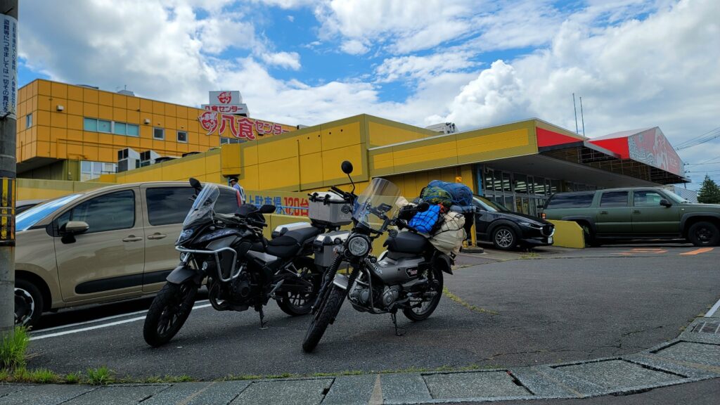 青森県八戸市八食センターの駐車場の前でハンターカブと並ぶ400X