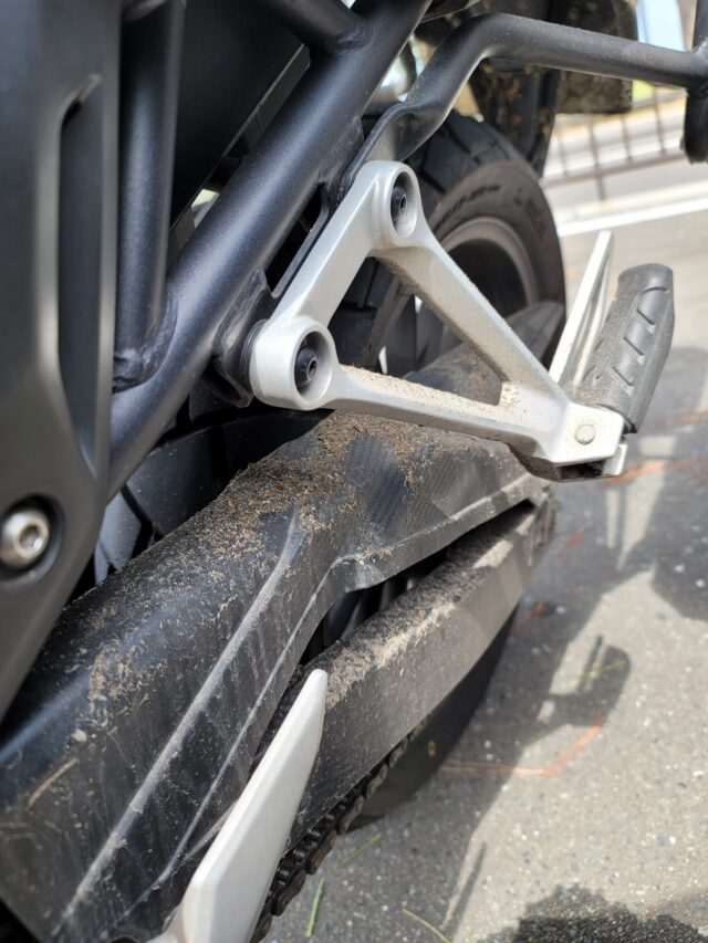 バイクが荒れた道で汚れている写真