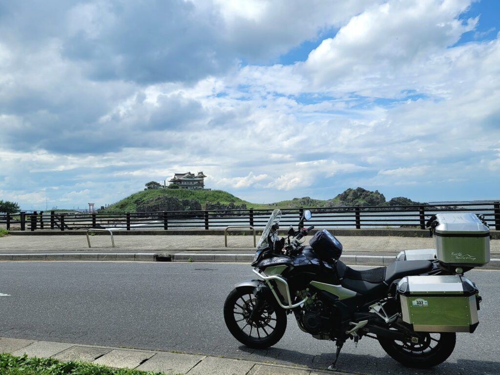 青森県八戸市の蕪島とバイクの風景